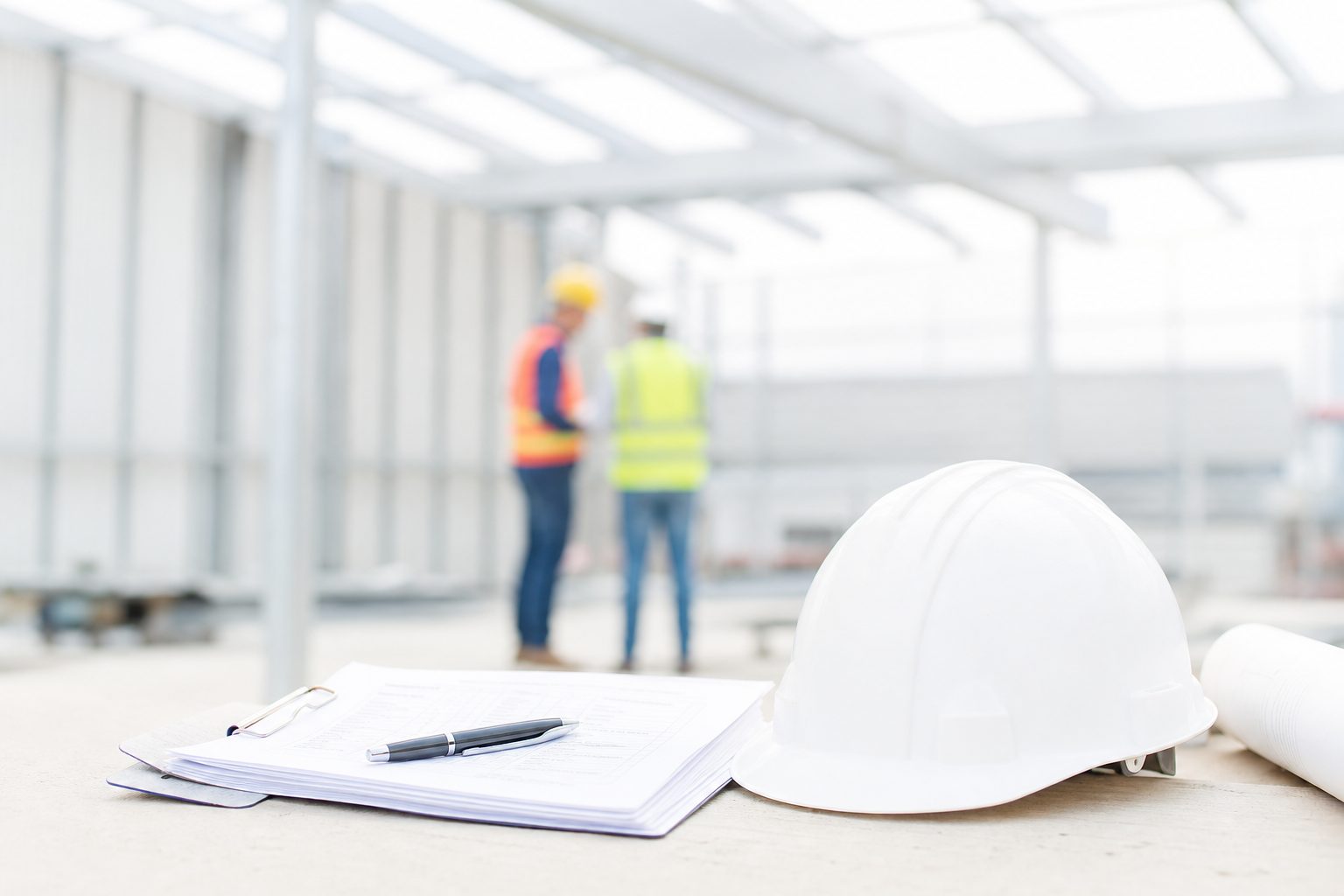 Una persona in piedi accanto a una struttura metallica bianca montata in un cantiere.